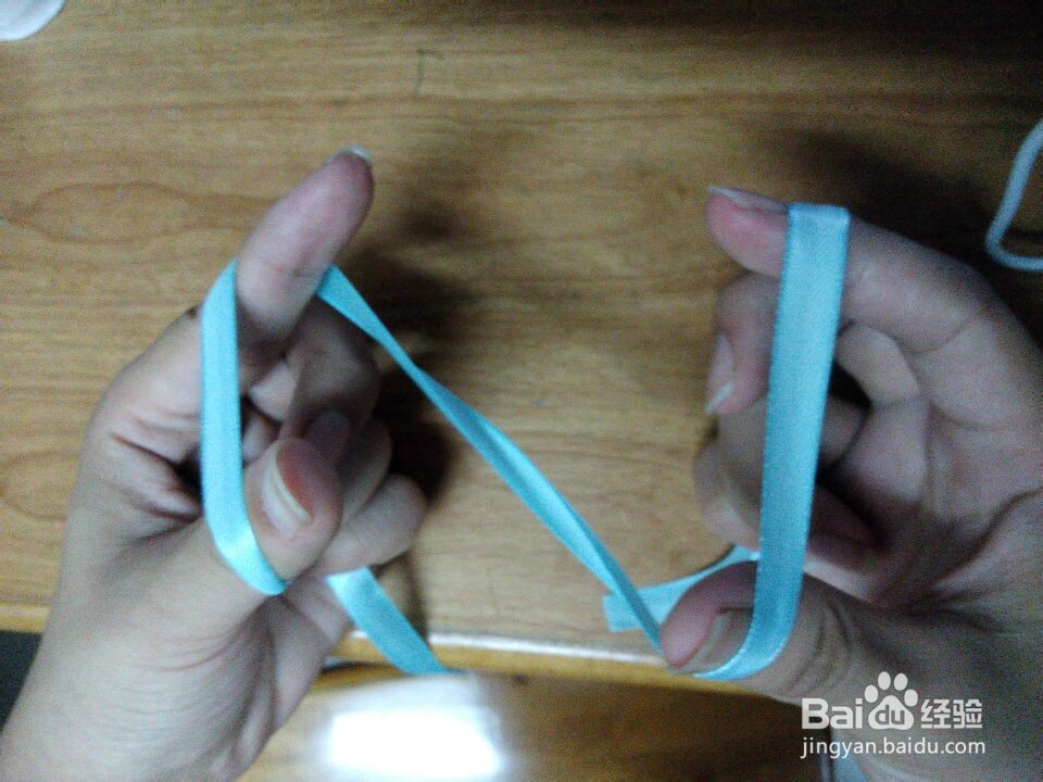 如何用彩带打蝴蝶结