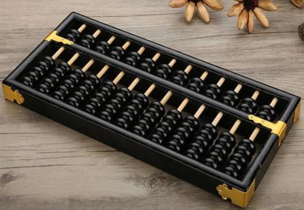 小红买一本书差5.6元，小明买差3.5元，两人合买还少1.3元，这本书多少元