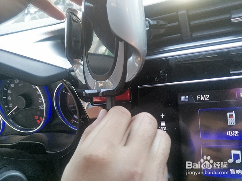 锋范加装圆盾K11车载无线充安装操作