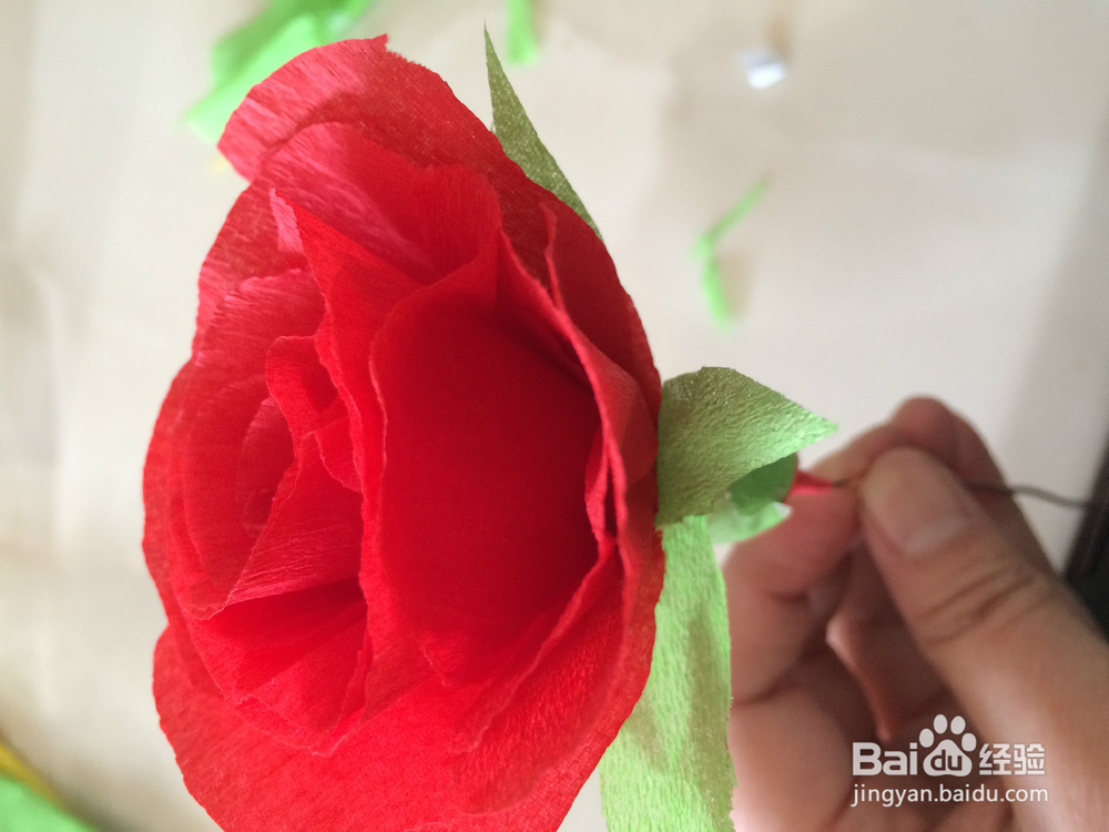 如何用皱纹纸做玫瑰花