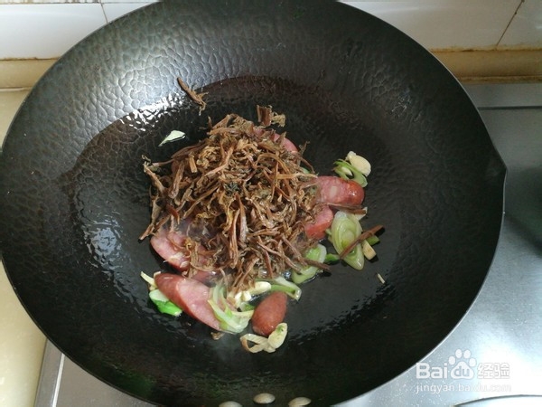 牛肉肠炖梅干菜的美味做法