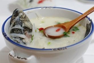 每天早上嗓子疼怎么办