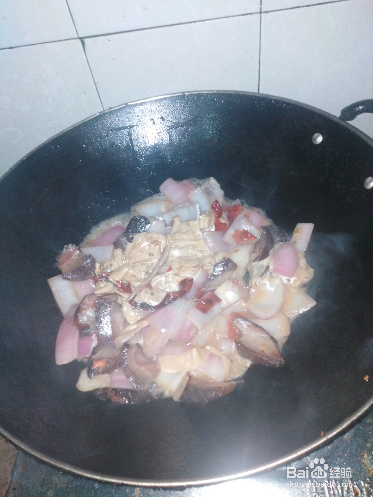 腊肉如何煮炒豆皮丝和洋葱