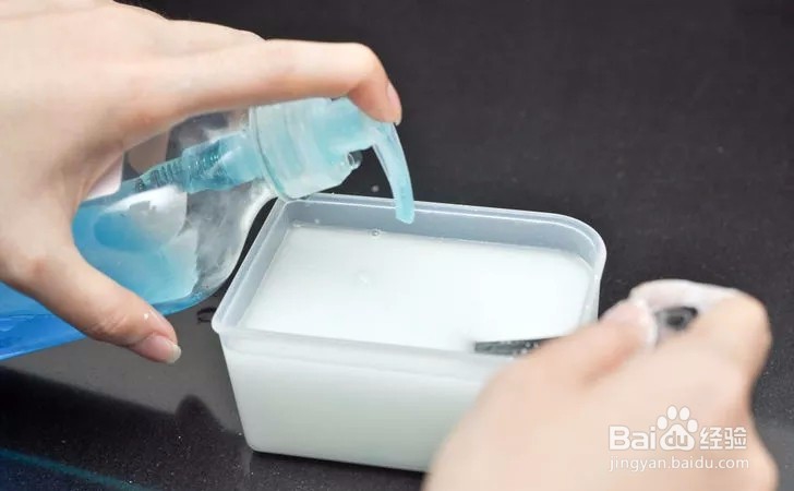 如何清理床垫上的尿渍?