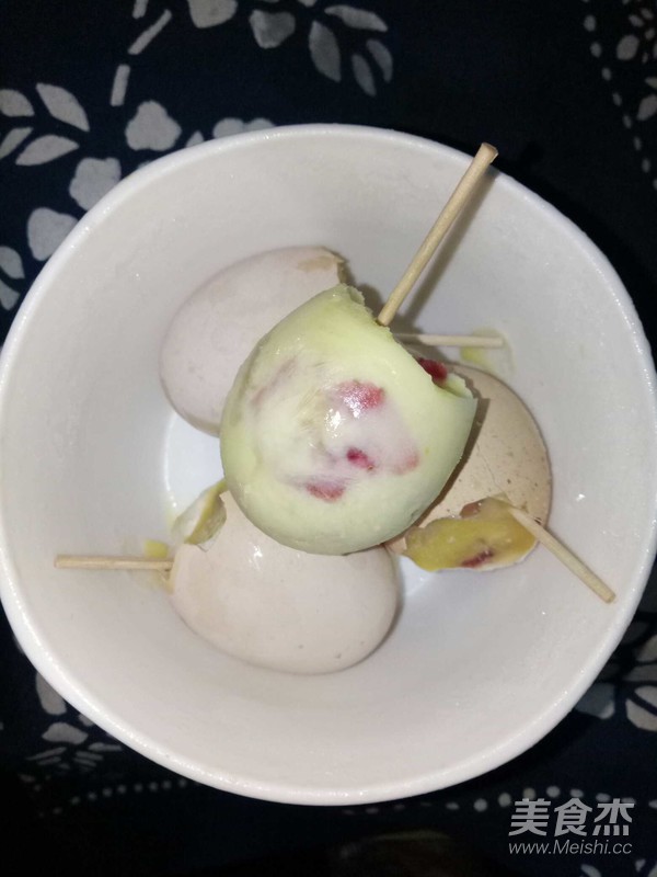 小鸡蛋.草莓酸奶冰淇淋