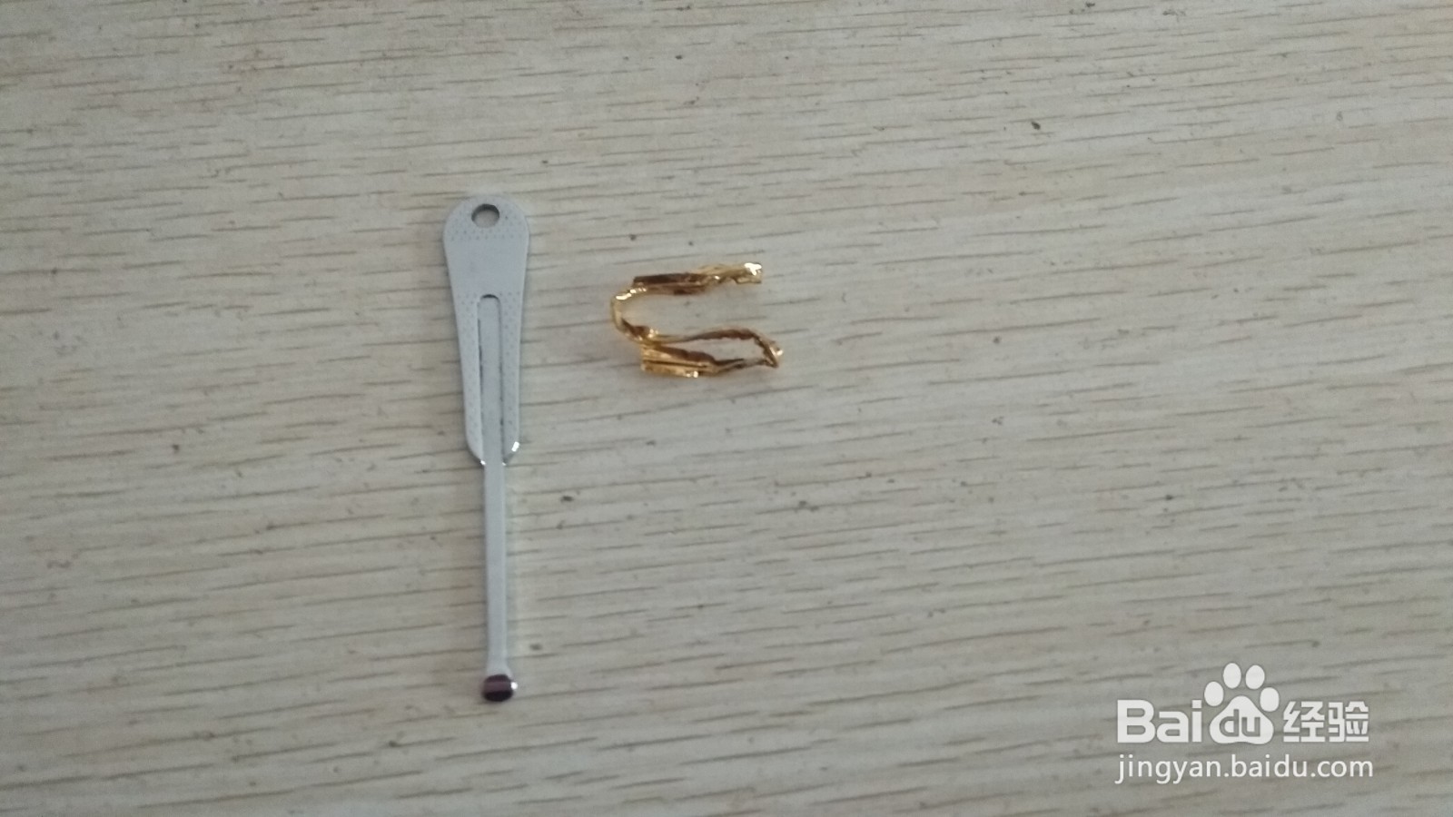 如何用面包袋绑绳和挖耳勺做简易的中性笔支架