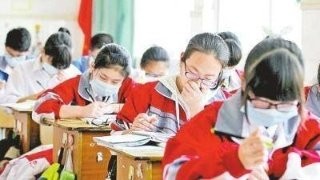 <b>开学到学校必须戴口罩，小孩子戴不住口罩怎么办</b>