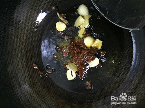 怎样做简单的土豆烧肥肠？