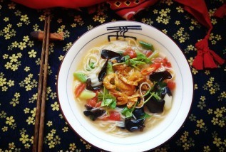蒜苗木耳榨菜面