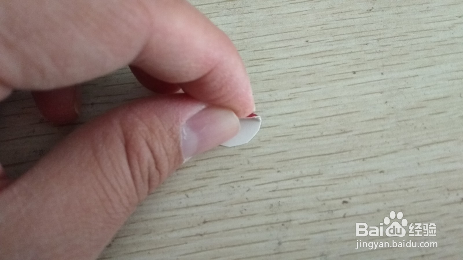 如何用两个半圆形硬卡纸做简易的中性笔的支架