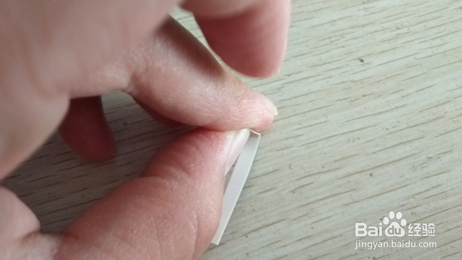 如何用两个长方形硬卡纸做两面放中性笔的支架