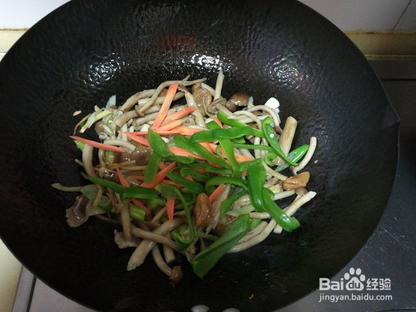 青椒鸡肉炒茶树菇的做法