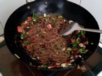 鸡蛋炒粉条的做法