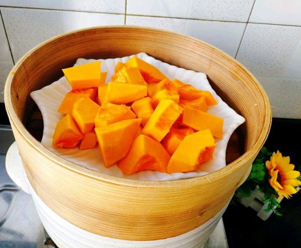 南瓜豆沙包、红枣小米粥