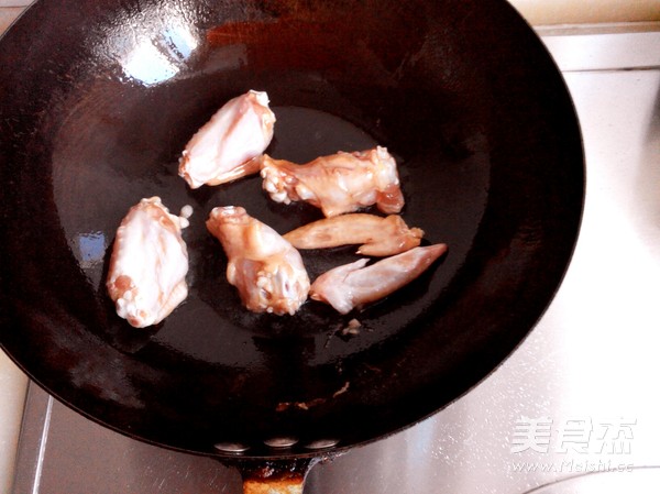 红蘑鸡翅的做法