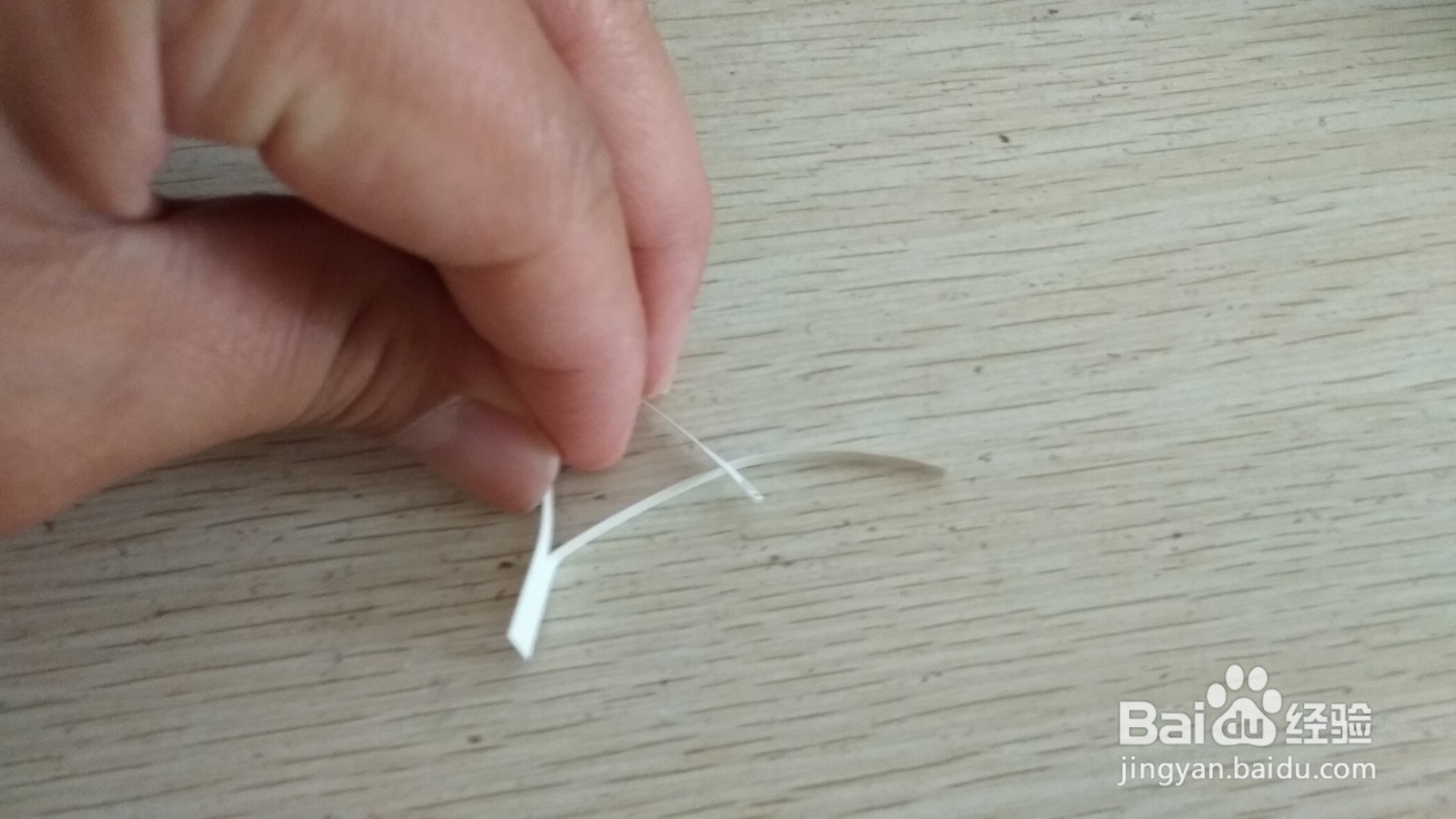如何用一个细长的长方形硬卡纸做简易的手机支架