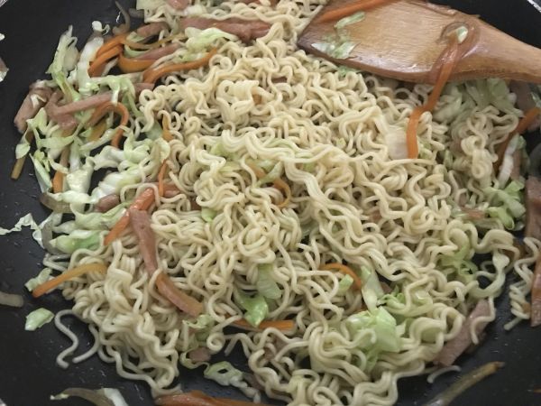 时蔬午餐肉炒面