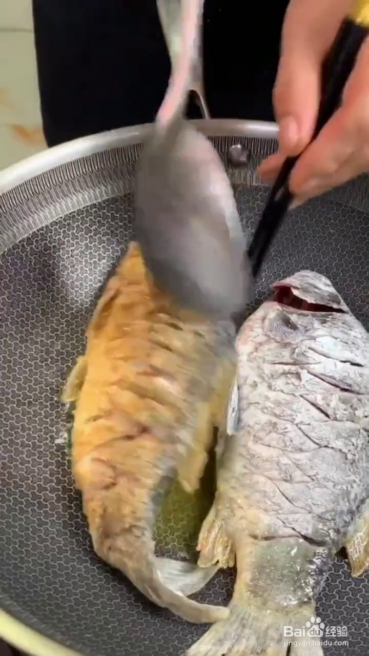 如何制作好吃的鲫鱼烧粉条?