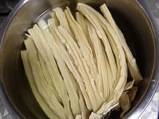 五花肉烧腐竹怎么做？