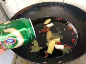 教你怎么做不加水的卤鸡蛋鸡爪