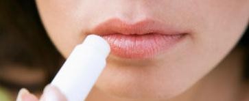 冬季如何避免嘴唇干燥起皮？