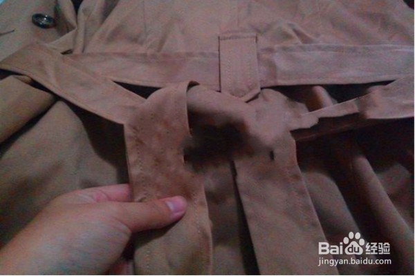 马甲后面的带子怎么系