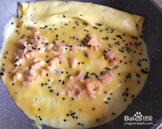 12个月宝宝零食---三文鱼黑芝麻鸡蛋饼
