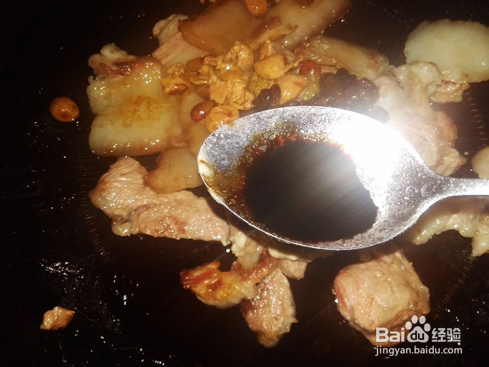 腐乳鸡皮果焖煎肉的做法