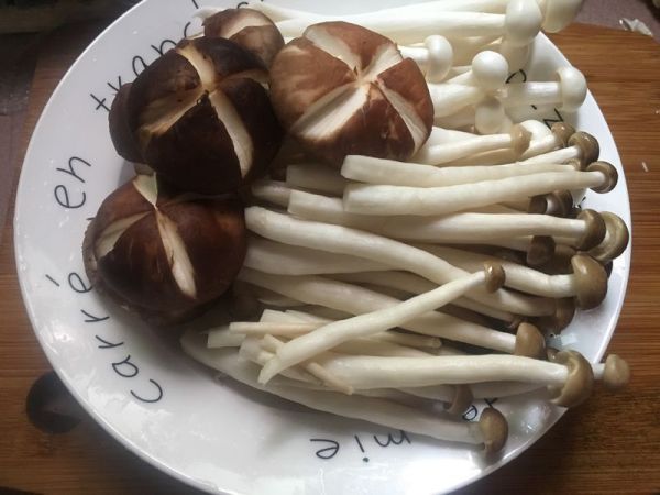 泡菜海鲜菌菇火锅