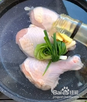 如何自制柠檬手撕鸡腿肉？