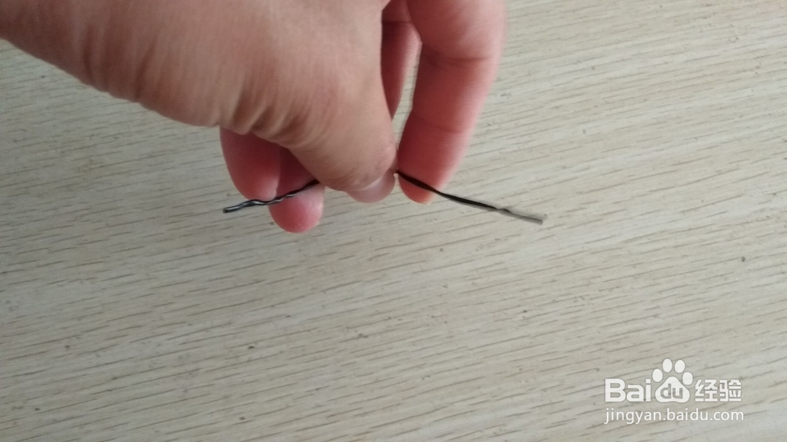 如何用数据线绑绳和别针做简易的中性笔支架