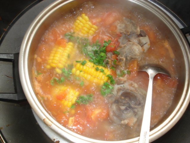 超级简单又美味的番茄玉米大骨汤