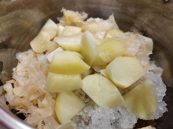 银耳炖雪梨甜汤