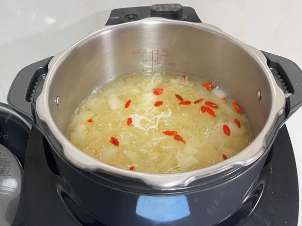 雪梨冰糖银耳汤