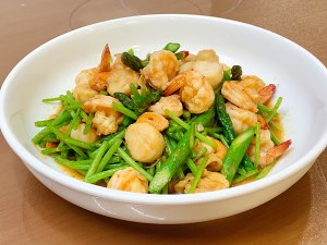 虾球炒芦笋烹饪方法