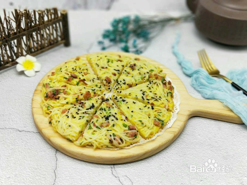简单快手、脆香可口的面条火腿鸡蛋饼