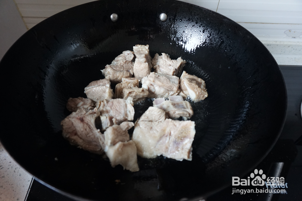 土豆烧排骨的做法