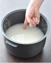 腊肉香肠煲仔饭