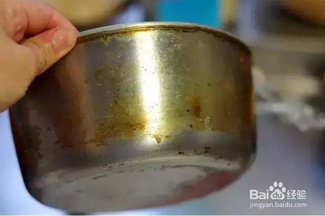 锅表面的顽垢竟然能这么轻松去除！太有用了