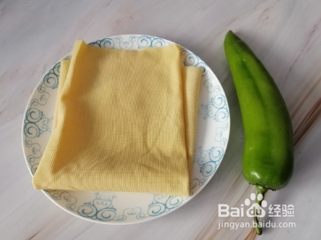 尖椒炒豆腐皮的做法