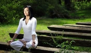 女性产后多做瑜珈动作，益于体型的恢复