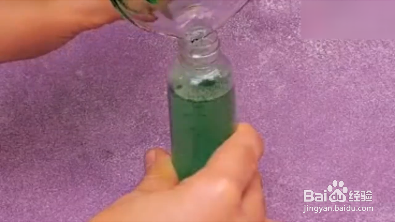 如何解决衣服上粘上酱汁的问题