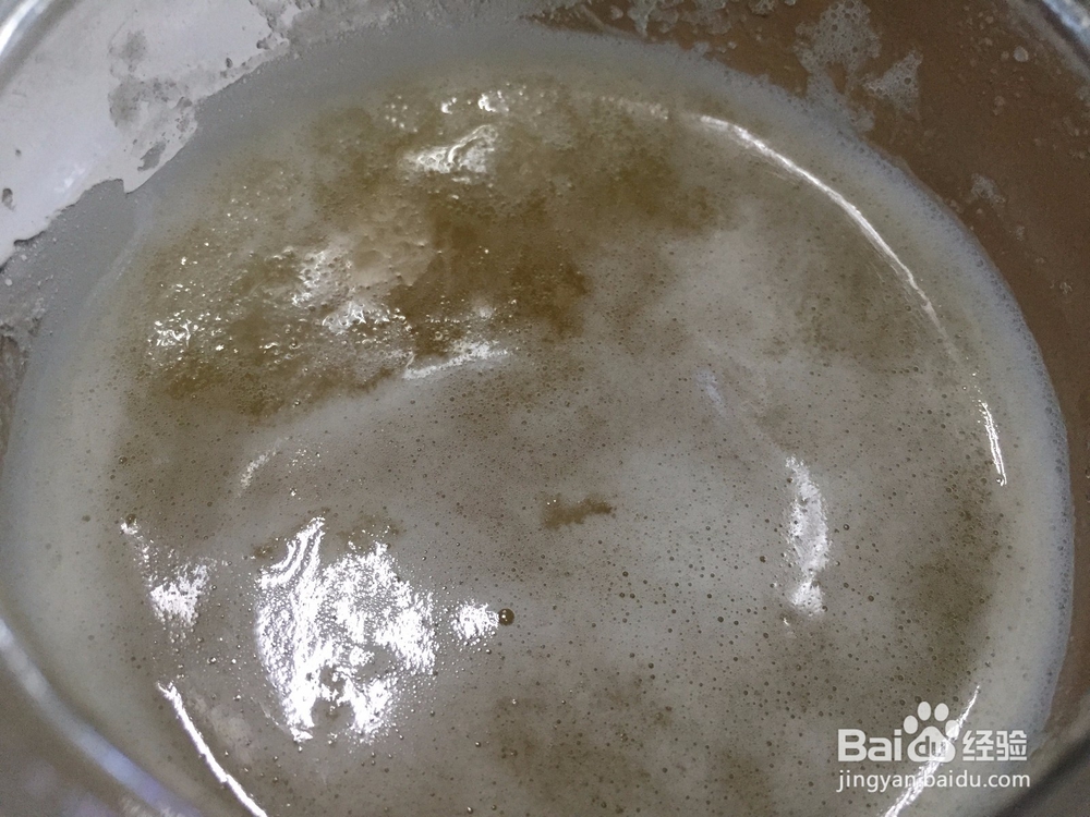 蜂蜜表面有一层白色泡沫且有酸味是什么情况