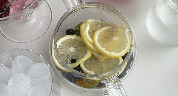 雪碧青桔蔓越莓饮