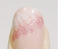 彩绘美甲如此制造，粉嫩您的指甲