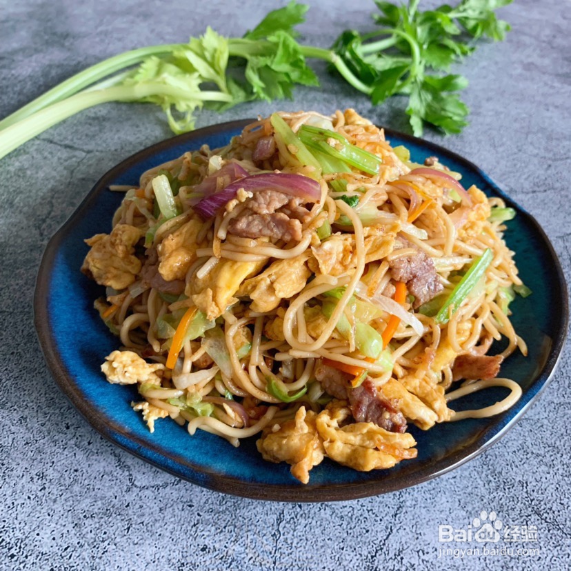 香气浓郁的瘦肉鸡蛋炒面