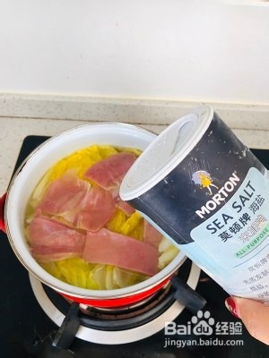 超级好吃的家常菜火腿炖白菜烹饪方法