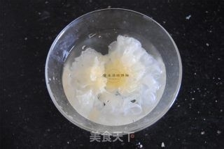 如何烹饪梨肉银耳润肺饮