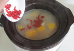 养生玉米山药棒骨汤