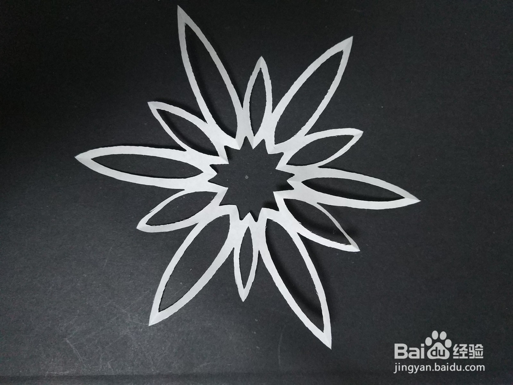 <b>剪纸教程—教你剪一朵不规则花朵形状的窗花</b>
